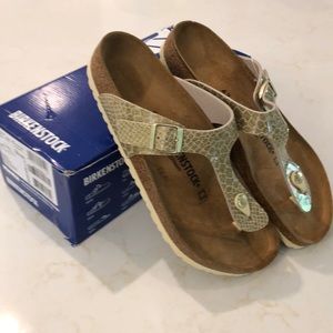 Birkenstock Gizeh in Magic Snake Gold